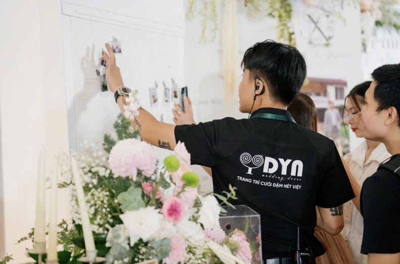 Bao Nguyen kiểm tra kịch bản chương trình cùng đội ngũ trước giờ diễn