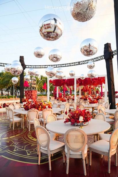 Bàn tiệc tròn trang trí bóng bạc treo trần