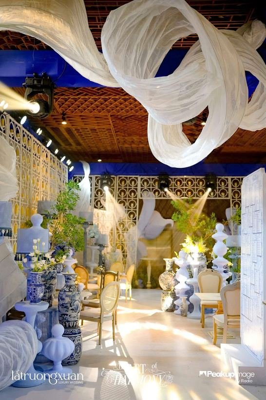 Bàn tiệc trang trí bộ sứ men lam và hoa xanh